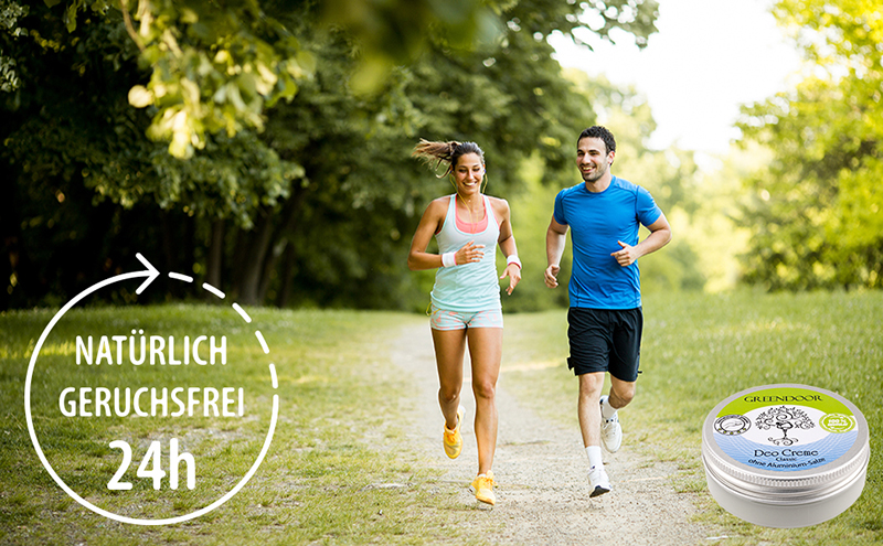 Fröhliches joggendes Paar mit einem Hinweis 24 Stunden natürlich geruchsfrei und einer abgelideten Packung Greendoor Deo Creme classic