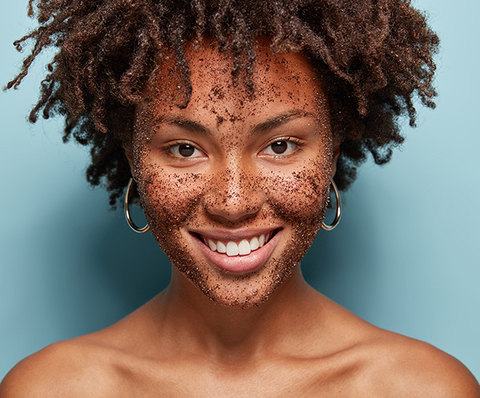 Frau mit Kaffee Peeling im Gesicht