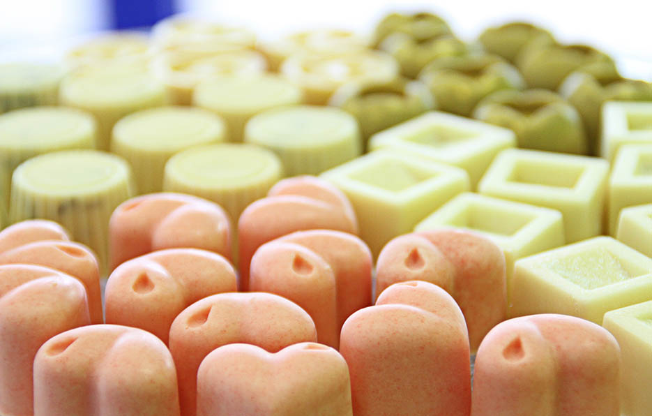 badepralinen-gemischt-kakaobutter-bio-hautpflege-greendoor-handarbeit-stimmungsbild Greendoor Badepralinen als Moodbild
