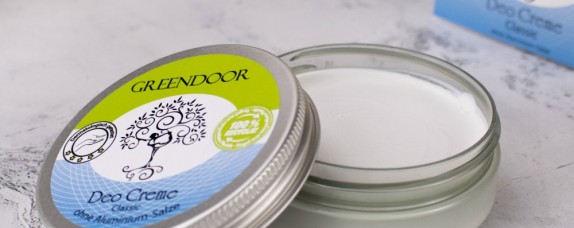 Greendoor Deo Creme Classic ohne Aluminium Offene Dose Greendoor Deo Creme Classic ohne Aluminium, auf einem Tisch platziert