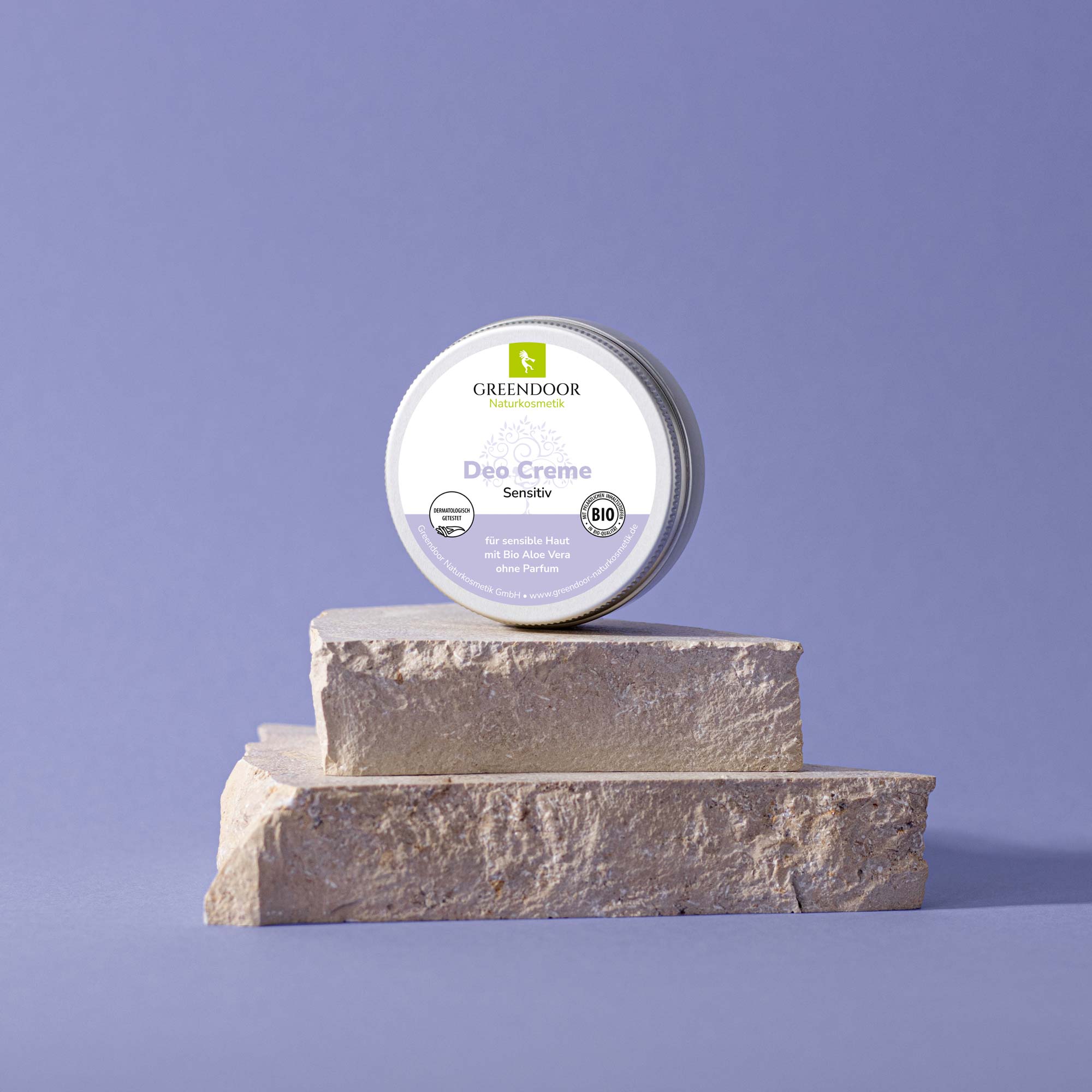 Greendoor Deo Creme Sensitiv, plastikfrei, geeignet für sensible Haut, präsentiert auf Steinsockel