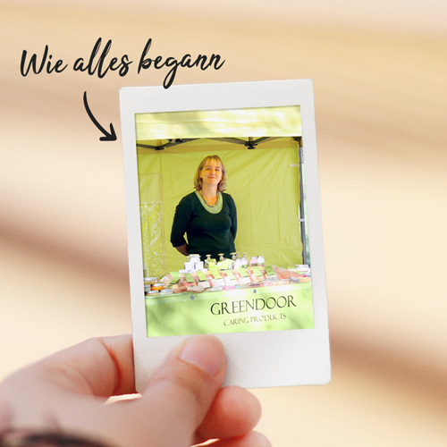 Sabine Puchmayr auf einem Polaroidfoto in ihrem Verkaufsstand am Anfang des Unternehmens Greendoor